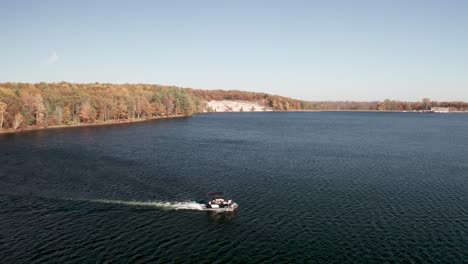 Flussboot-Auf-Dem-Au-Sable-River-In-Michigan-Mit-Drohnenvideostall