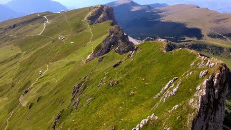 Vistas-Aéreas-Con-Drones-De-La-Cordillera-De-Seceda-Patrimonio-Mundial-De-La-Unesco-En-Los-Dolomitas,-Italia