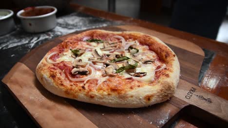 Pizza-Casera-De-Masa-Fermentada-Recién-Salida-Del-Horno-Con-Una-Hermosa-Corteza