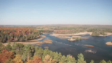 Au-Sable-River-In-Michigan-Mit-Herbstfarben-Und-Drohnenvideo,-Das-Sich-Nach-Oben-Bewegt