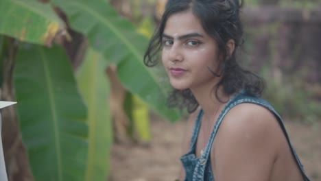 Intimes-Süßes-Indisches-Mädchen,-Das-In-Die-Kamera-Starrt