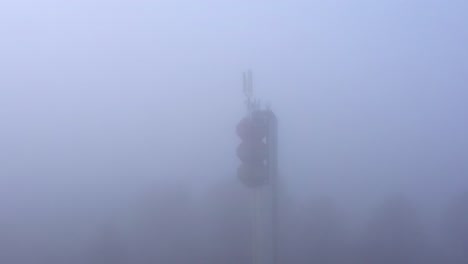 Torre-De-Telecomunicaciones-En-Niebla-Espesa,-Transmisión-De-Señales-En-Malas-Condiciones-Climáticas