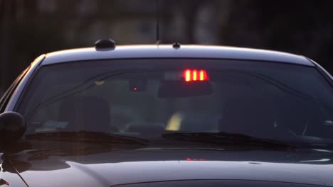 Polizeiauto-Mit-Blinkenden-Roten-Und-Blauen-Lichtern