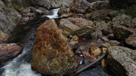 Folgen-Sie-Dem-Wasser,-Das-Durch-Felsen-Und-Felsbrocken-In-Der-Felsigen-Flussschlucht-Der-Neuseeländischen-Berge-Kaskadiert