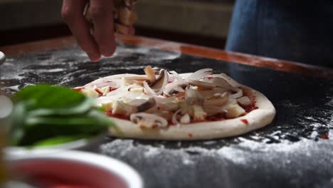 Hausgemachte-Sauerteigpizza-Mit-Pilzen,-Mozzarella-Käse,-Salsa-Und-Zwiebeln