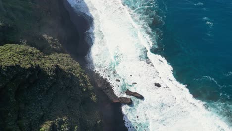 Luftaufnahme-Einer-Massiven-Klippe-Mit-Den-Mächtigen-Wellen-Des-Ozeans,-Die-Auf-Teneriffa,-Kanarische-Inseln,-Zusammenbrechen
