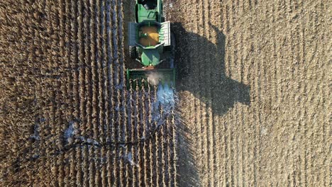 En-Noviembre,-Una-Operación-Agrícola-En-Ne-Wisconsin-Corta-Y-Recolecta-Maíz-Para-Ensilaje