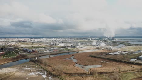 Dow-Chemical-plant-in-Midland,-Michigan-with-drone-video-moving-forward