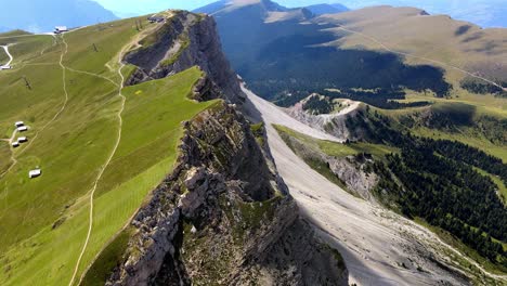 Luftaufnahmen-Mit-Drohne-Des-Seceda-gebirges-Unesco-welterbe-In-Den-Dolomiten,-Italien