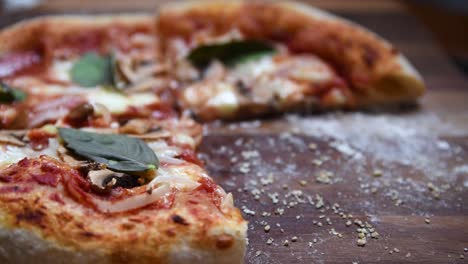 Ein-Stück-Hausgemachte-Sauerteigpizza-Direkt-Aus-Dem-Ofen-Schnappen