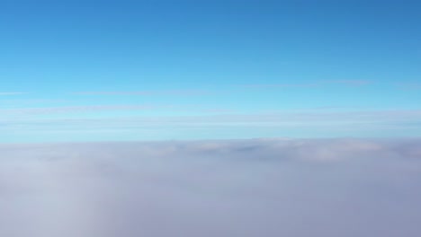 Blauer-Himmelshintergrund-über-Nebel,-Der-Sich-Allmählich-In-Einen-Nebelhintergrund-Verwandelt