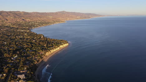 Vista-Aérea-De-La-Playa-De-Point-Dume-En-Malibu,-California