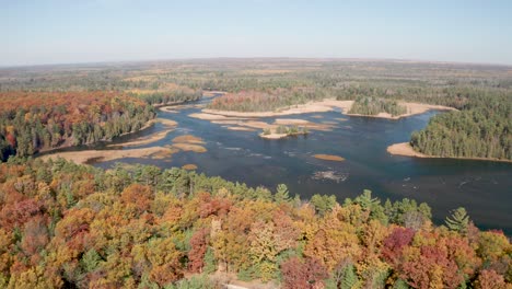 Au-Sable-River-In-Michigan-Mit-Herbstfarben-Und-Drohnenvideo,-Das-Sich-über-Bäume-Bewegt