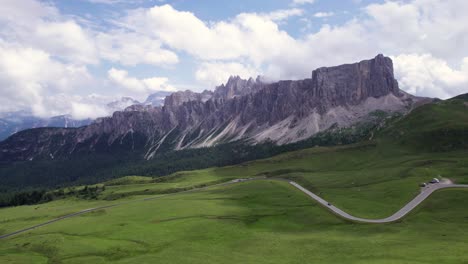 Aerial-Panorama-of-mountain-road-at-Passo-Giau-Dolomiti,-green-scenery
