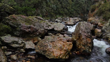 Cascada-De-Agua-Sobre-Rocas-Y-Cantos-Rodados-En-La-Garganta-Del-Río-Rocoso-De-La-Montaña-De-Nueva-Zelanda