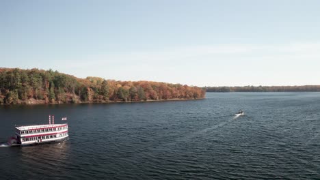 Flussboot-Auf-Dem-Au-Sable-River-In-Michigan-Mit-Seitlichem-Drohnenvideo