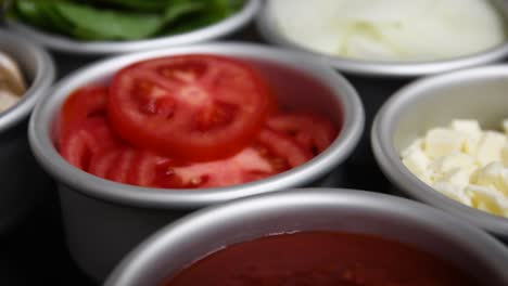 Slowmo-Aufnahme-Von-Tomaten,-Basilikum-Und-Pilzen-Zutaten-Für-Hausgemachte-Pizza