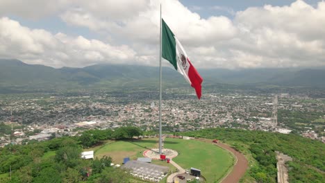 Vista-Aérea-Lenta-De-La-Bandera-Ondeante-De-La-Declaración-De-Independencia-De-México-Sobre-Iguala