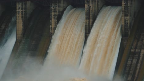 Wasser-Fließt-Aus-Offenen-Toren-Des-Staudamms-Am-Madikheda-Staudamm,-Shivpuri,-Madhya-Pradesh