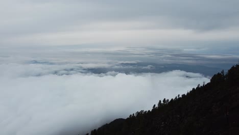 Volando-Sobre-Las-Nubes-Desde-El-Volcan-Mas-Alto-De-Guatemala