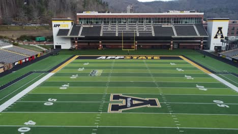 Appalachian-State-Football-In-Boone,-North-Carolina-Umgekehrte-Antenne-über-Feld
