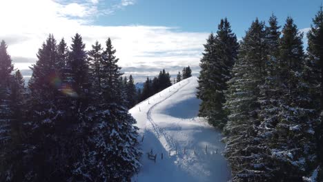 Enthüllt-Einen-Schönen-Schneebedeckten-Hügel-Mit-Bergen-Im-Hintergrund