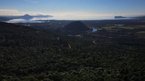 Tiro-De-Drone-Alto-Anochecer-árboles-De-Matorrales-Densos-Río-Grande-Y-Colina-Grande