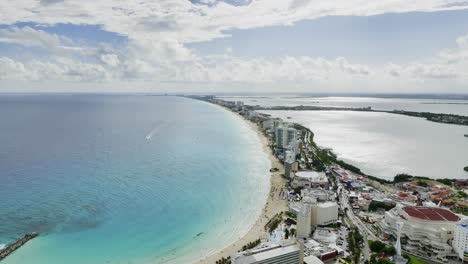 Aerial-view-overlooking-beaches-at-the-Zona-hotelera,-in-sunny-Cancun,-Mexico---reverse,-drone-shot