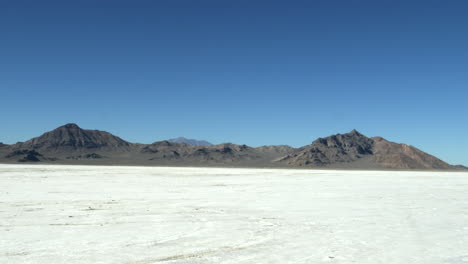 Panning-White-Salt-Flats-Und-Berglandschaft-In-Utah