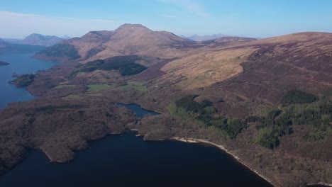 Aerial-view-of-panning-around-shore-to-reveal-Ben-Lomond-on-the-left-on-a-sunny-day