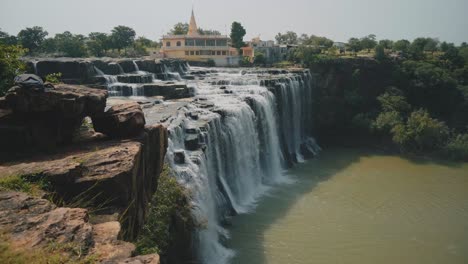 Wasserfall,-Der-In-Einen-Wald-Von-Madhya-Pradesh,-Indien-Fließt