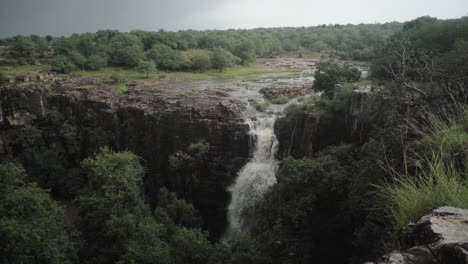Waterfall-flowing-in-a-forest-of-Madhya-Pradesh-,-India
