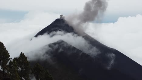 El-Humo-Que-Sale-Del-Volcán-Tras-La-Explosión,-Filmado-Por-Drone