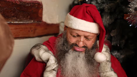 Santa-Claus-Sacudiendo-La-Cabeza-Mientras-Lee-La-Lista-Traviesa-En-Navidad