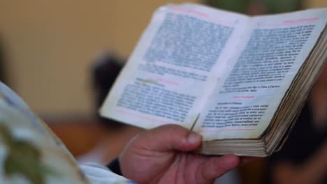 Ein-Priester-Liest-Die-Bibel-Während-Der-Liturgie-In-Einer-Serbischen-Kirche