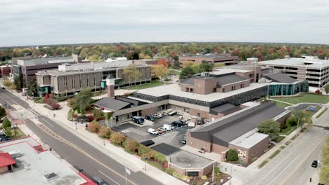 Lansing-Community-College-in-Lansing,-Michigan-drone-video-of-campus-moving-forward