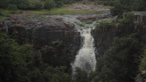 Wasserfall,-Der-In-Einen-Wald-Von-Madhya-Pradesh,-Indien-Fließt