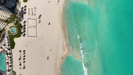 Vista-Aérea-Sobre-Una-Playa-Tranquila-En-La-Zona-Hotelera,-En-El-Soleado-Cancún,-México---De-Arriba-Hacia-Abajo,-Disparo-De-Drones