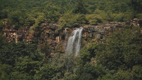 Pequeña-Cascada-Que-Fluye-En-Un-Bosque-De-Madhya-Pradesh,-India