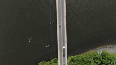 Starker-Verkehr-Auf-Einer-Zweispurigen-Brücke,-Die-Zwei-Inseln-Verbindet