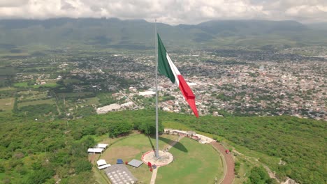 Gira-Alrededor-De-La-Bandera-Mexicana-Sobre-La-Ciudad-De-Iguala-En-El-Estado-De-Guerrero