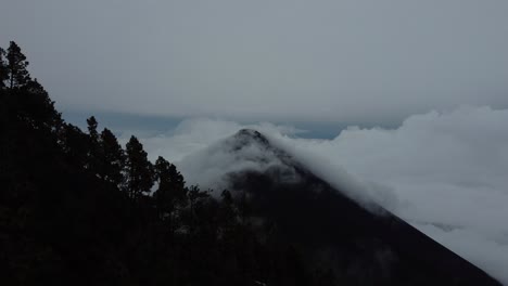 Schöne-Aussicht-Auf-Einen-Aktiven-Vulkan-In-Antigua,-Guatemala