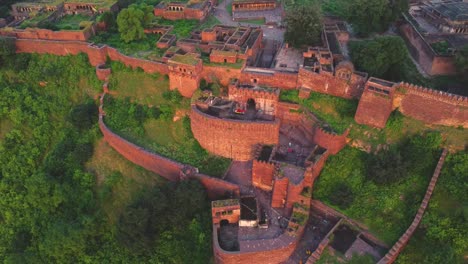 Aerial-Drone-shot-of-a-Indian-Fort-during-time-of-Sunrise-at-Narwar-,-Shivpuri-,-Madhya-Pradesh