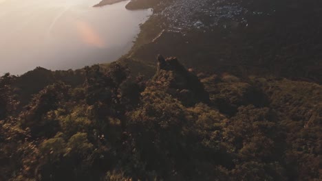 Fliegen-Sie-Den-Berghang-In-Guatemala-Während-Des-Goldenen-Sonnenaufgangs-Hinunter,-Fpv