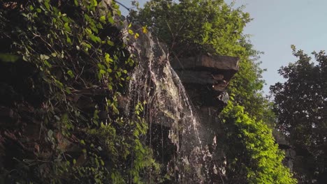 Zeitlupenaufnahme-Eines-Wasserfalls,-Der-In-Einem-Tempel-Von-Shivpuri-Madhya-Pradesh,-Indien,-Fließt
