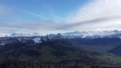 Enthüllt-Die-Wunderschöne-Landschaft-Mit-Schneebedeckten-Bergen-Im-Hintergrund