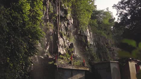Zeitlupenaufnahme-Eines-Wasserfalls,-Der-In-Einem-Tempel-Von-Shivpuri-Madhya-Pradesh,-Indien,-Fließt