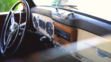 Inside-of-Mercedes-old-timer-car