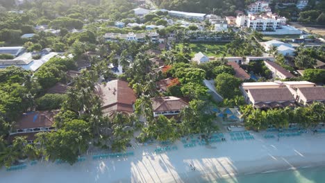 Hotel-resort-with-palm-trees-at-caribbean-Bay-Islands-in-Honduras