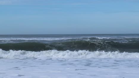 Rough-Atlantic-Ocean-waves-at-Portuguese-shoreline-on-popular-surf-beach,-Nazare,-Portugal